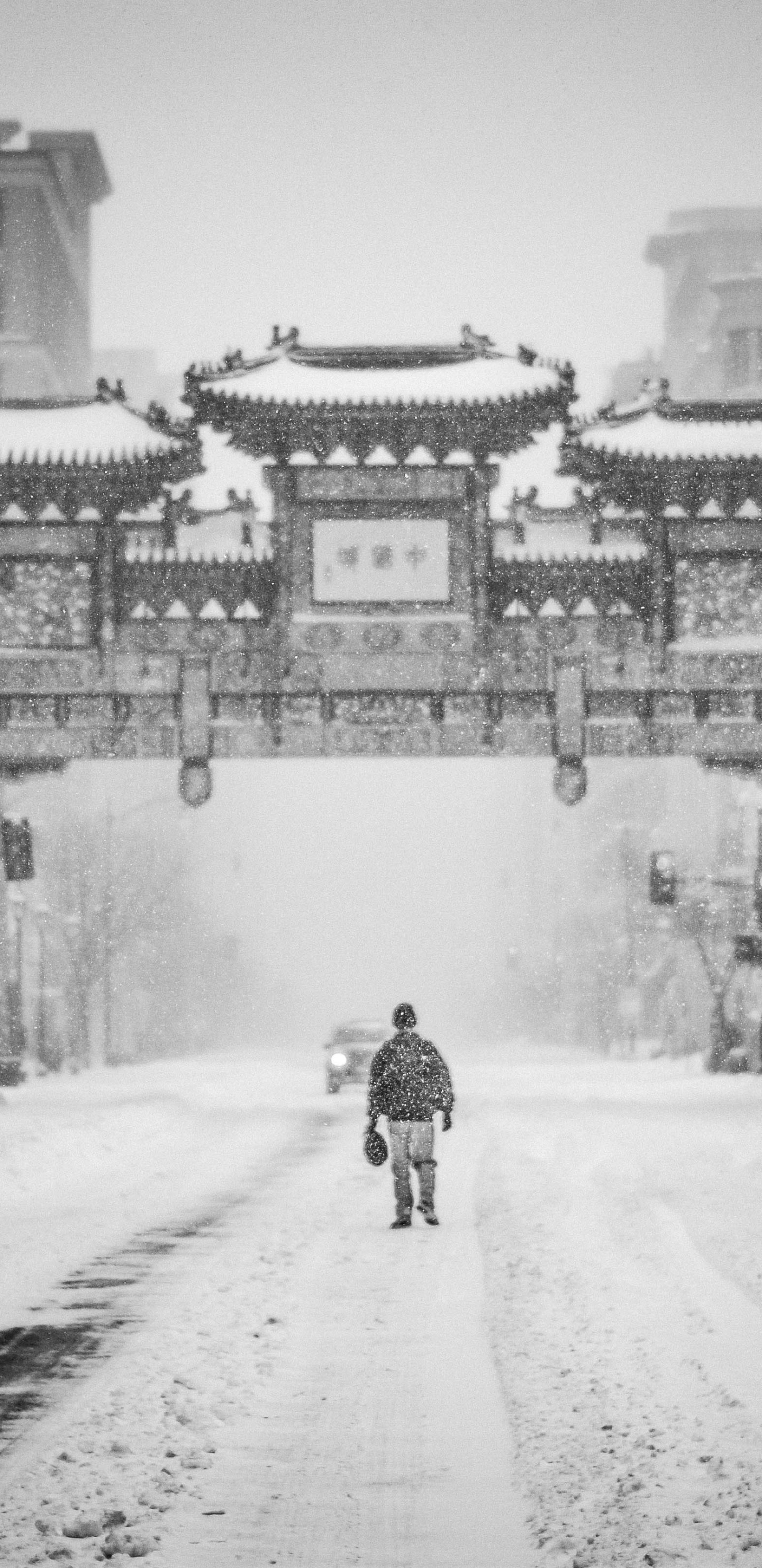 Foto en Escala de Grises Del Hombre en Motocicleta en la Carretera. Wallpaper in 1440x2960 Resolution