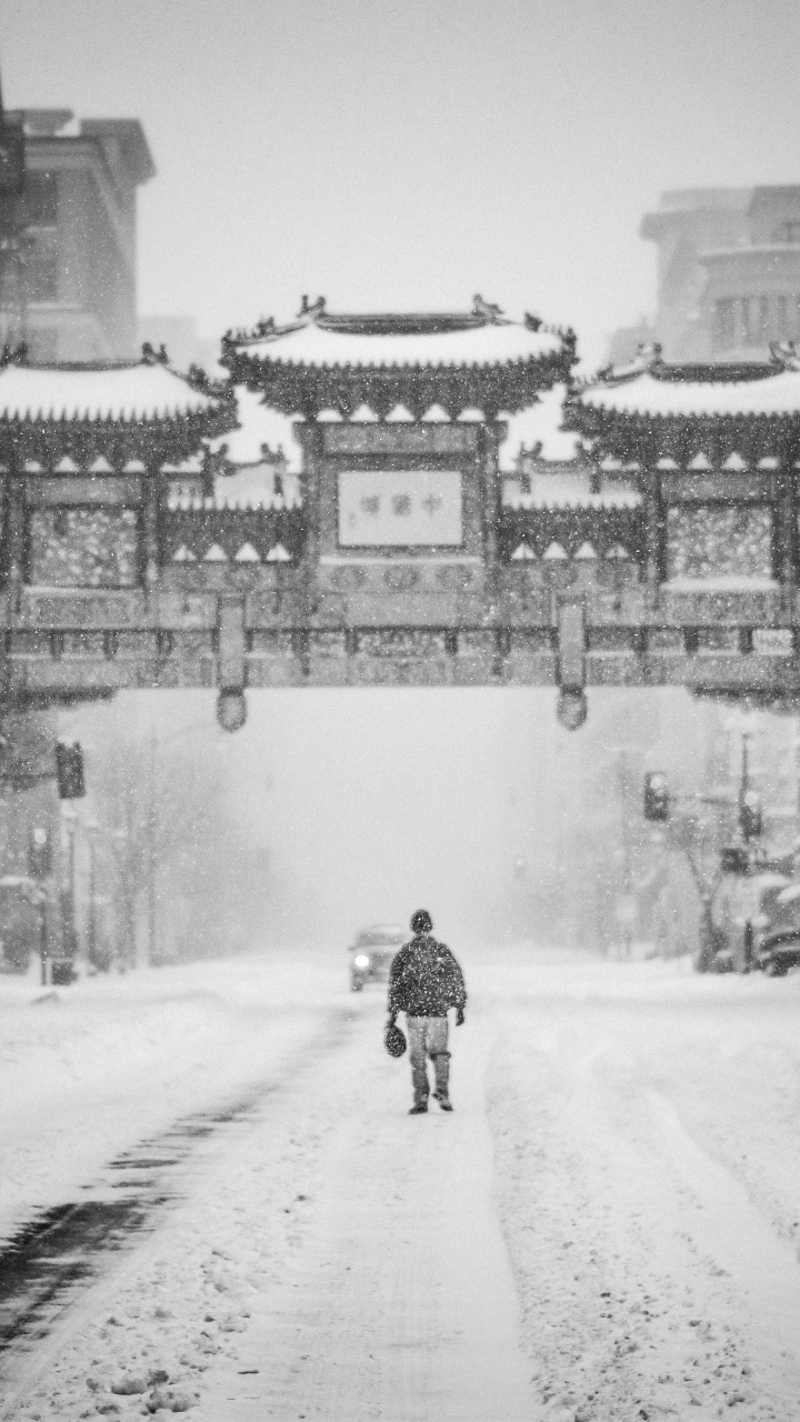 Foto en Escala de Grises Del Hombre en Motocicleta en la Carretera. Wallpaper in 720x1280 Resolution