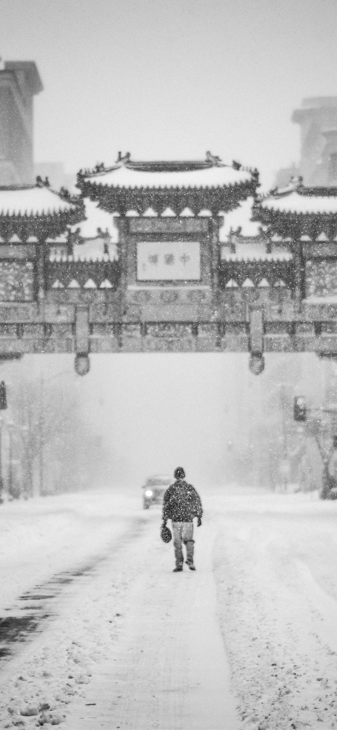 Photo en Niveaux de Gris D'un Homme à Moto Sur Route. Wallpaper in 1125x2436 Resolution