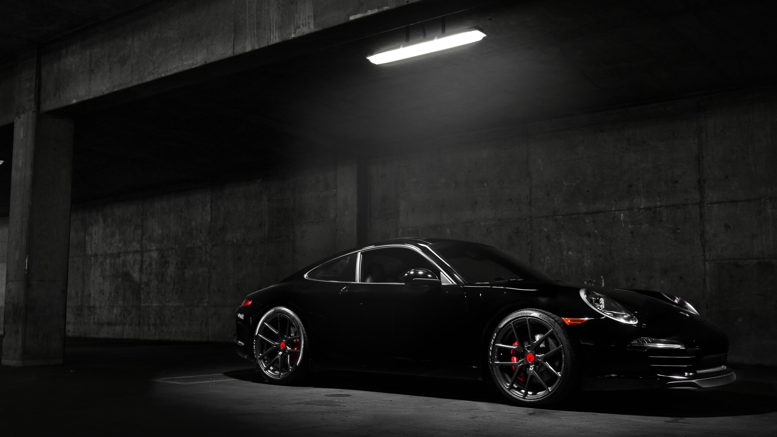 Schwarzer Porsche 911 in Einem Tunnel Geparkt. Wallpaper in 2560x1440 Resolution
