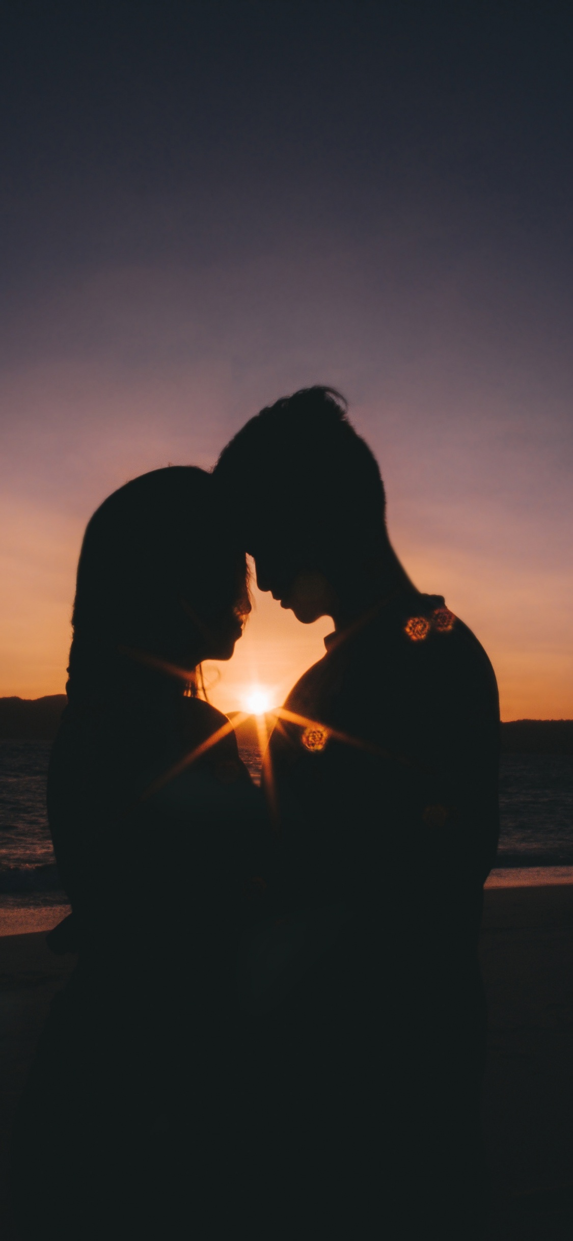 Sonnenuntergang, Silhouette, Horizont, Hintergrundbeleuchtung, Liebe. Wallpaper in 1125x2436 Resolution
