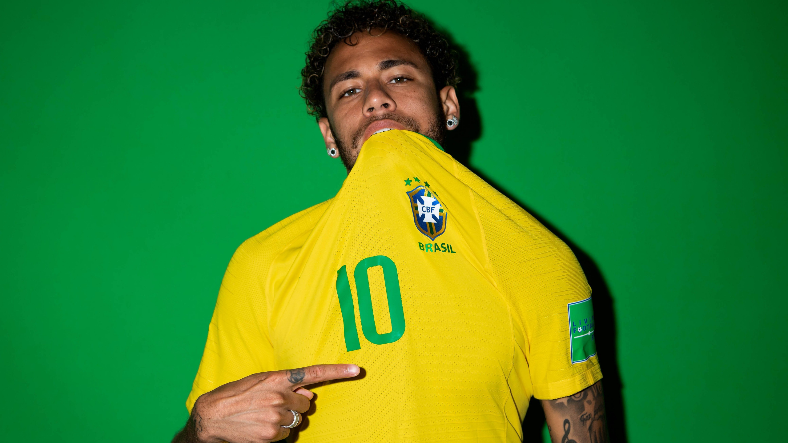 Homme en T-shirt à Col Rond Nike Jaune. Wallpaper in 2560x1440 Resolution