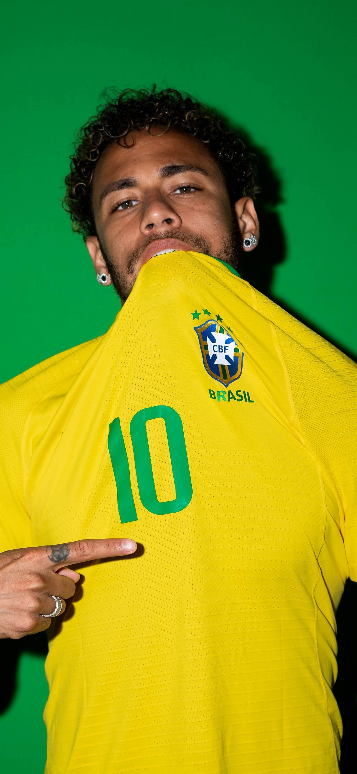 Hombre de Camiseta Amarilla Con Cuello Redondo Nike. Wallpaper in 1242x2688 Resolution