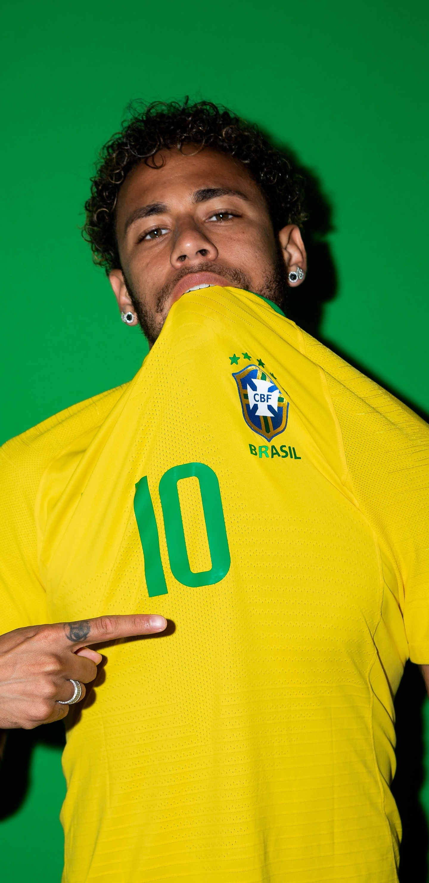 Hombre de Camiseta Amarilla Con Cuello Redondo Nike. Wallpaper in 1440x2960 Resolution