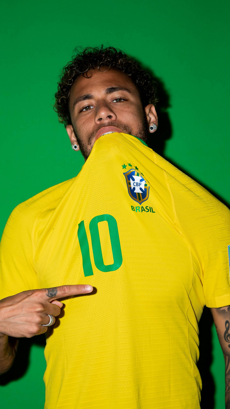 Hombre de Camiseta Amarilla Con Cuello Redondo Nike. Wallpaper in 750x1334 Resolution