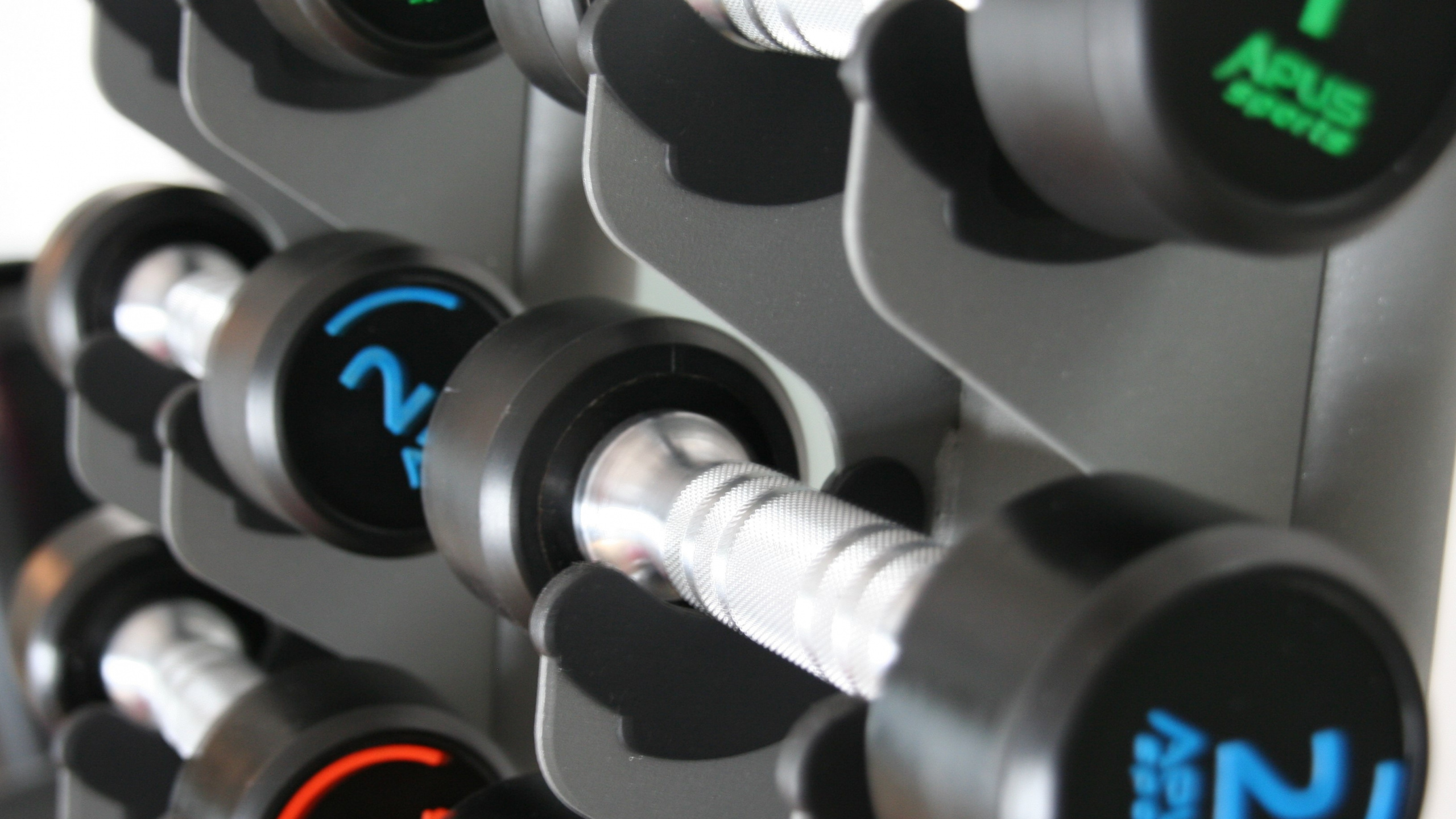 Black and Gray Dumbbell on Rack. Wallpaper in 2560x1440 Resolution