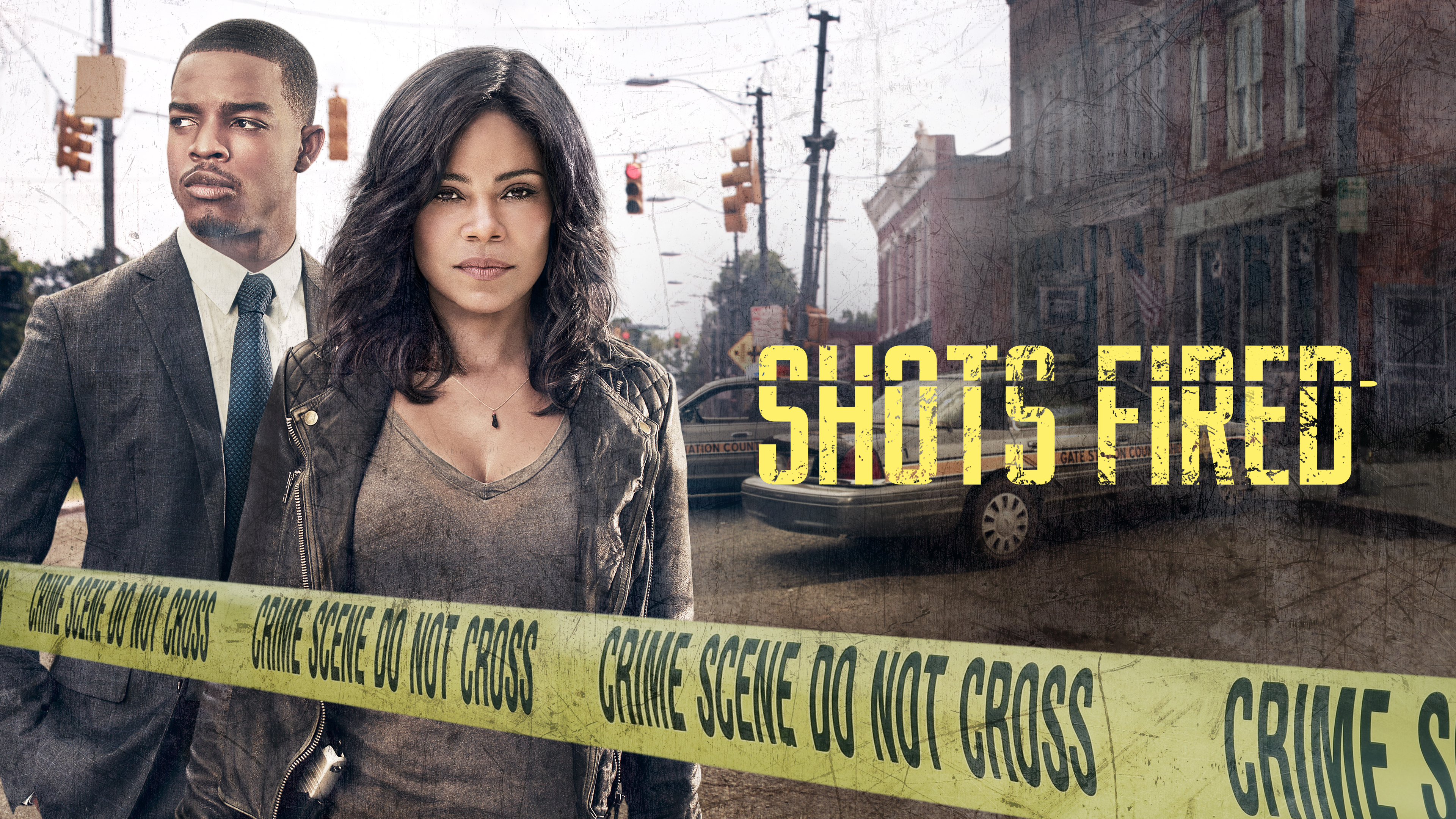 Frau im Grauen Trägershirt Steht Neben Grünem Holzzaun. Wallpaper in 3840x2160 Resolution