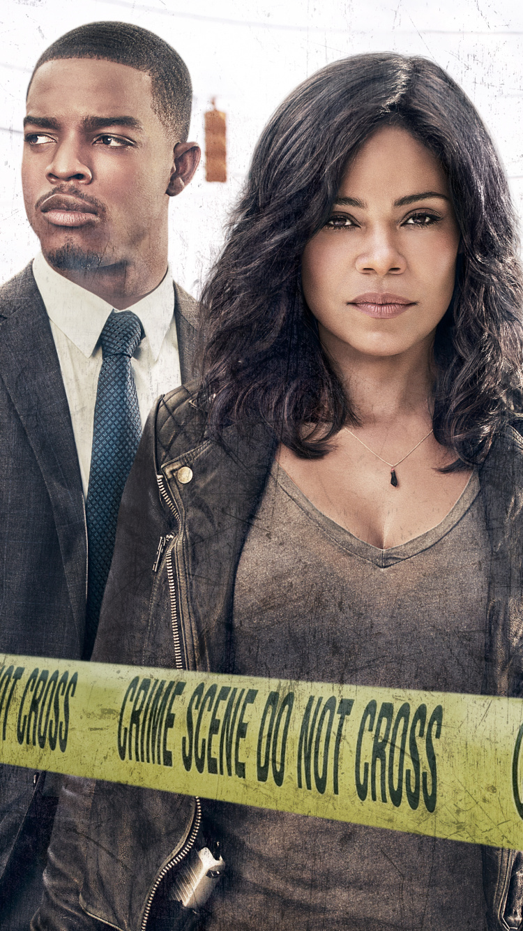 Femme en Débardeur Gris Debout à Côté D'une Clôture en Bois Verte. Wallpaper in 750x1334 Resolution