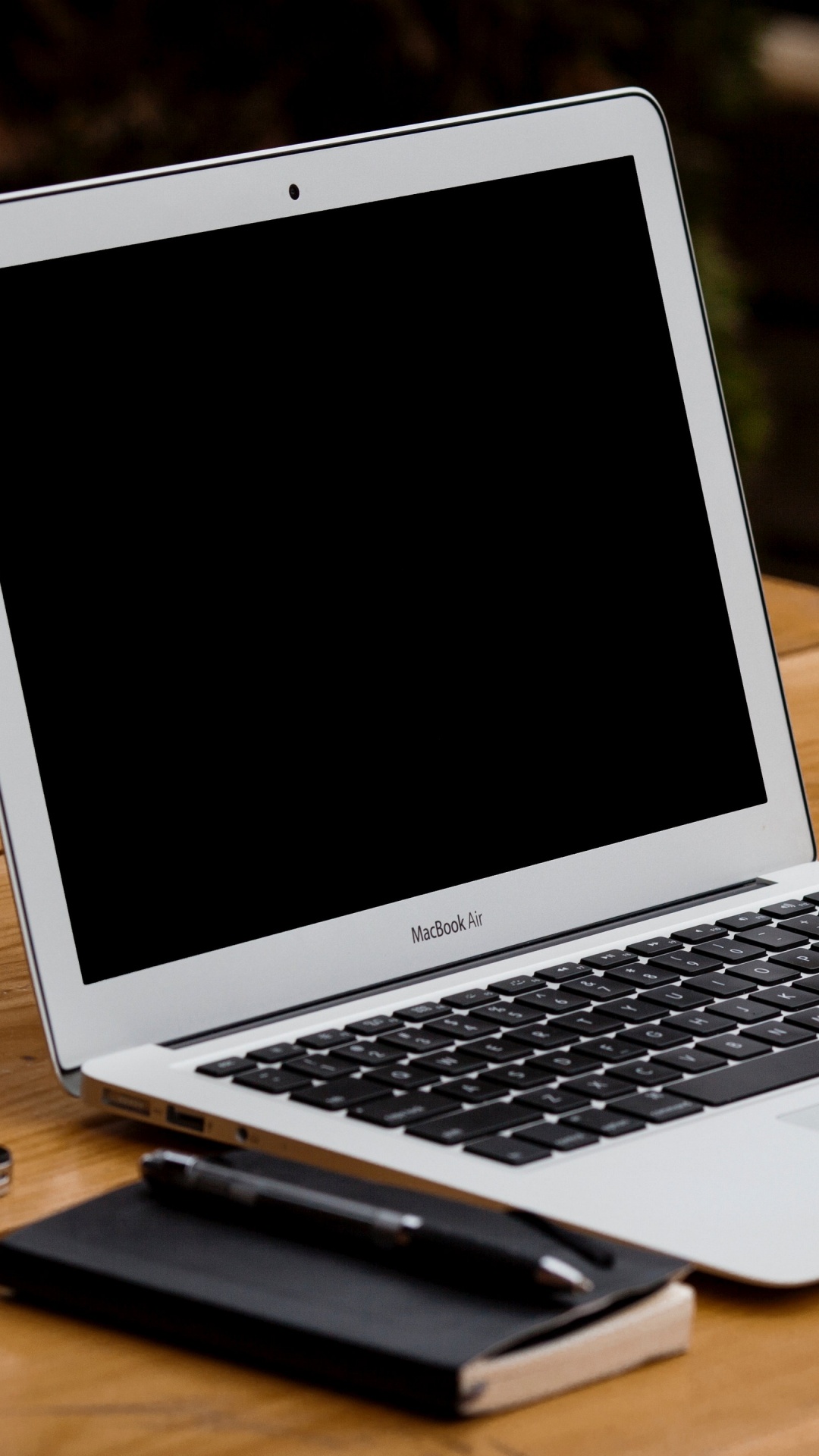 Macbook Air Sur Table en Bois Marron. Wallpaper in 1080x1920 Resolution