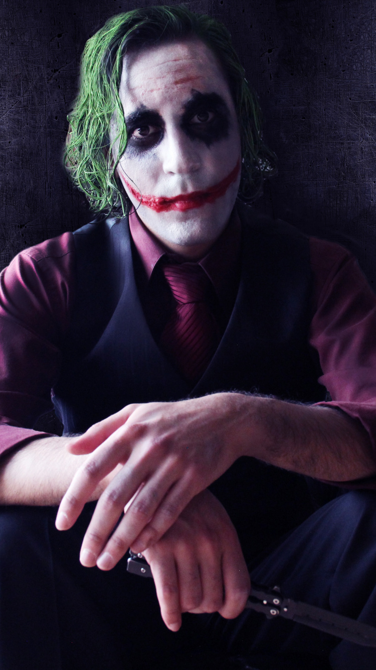 Frau im Lila Langarmhemd Sitzt Auf Schwarzer Couch. Wallpaper in 750x1334 Resolution