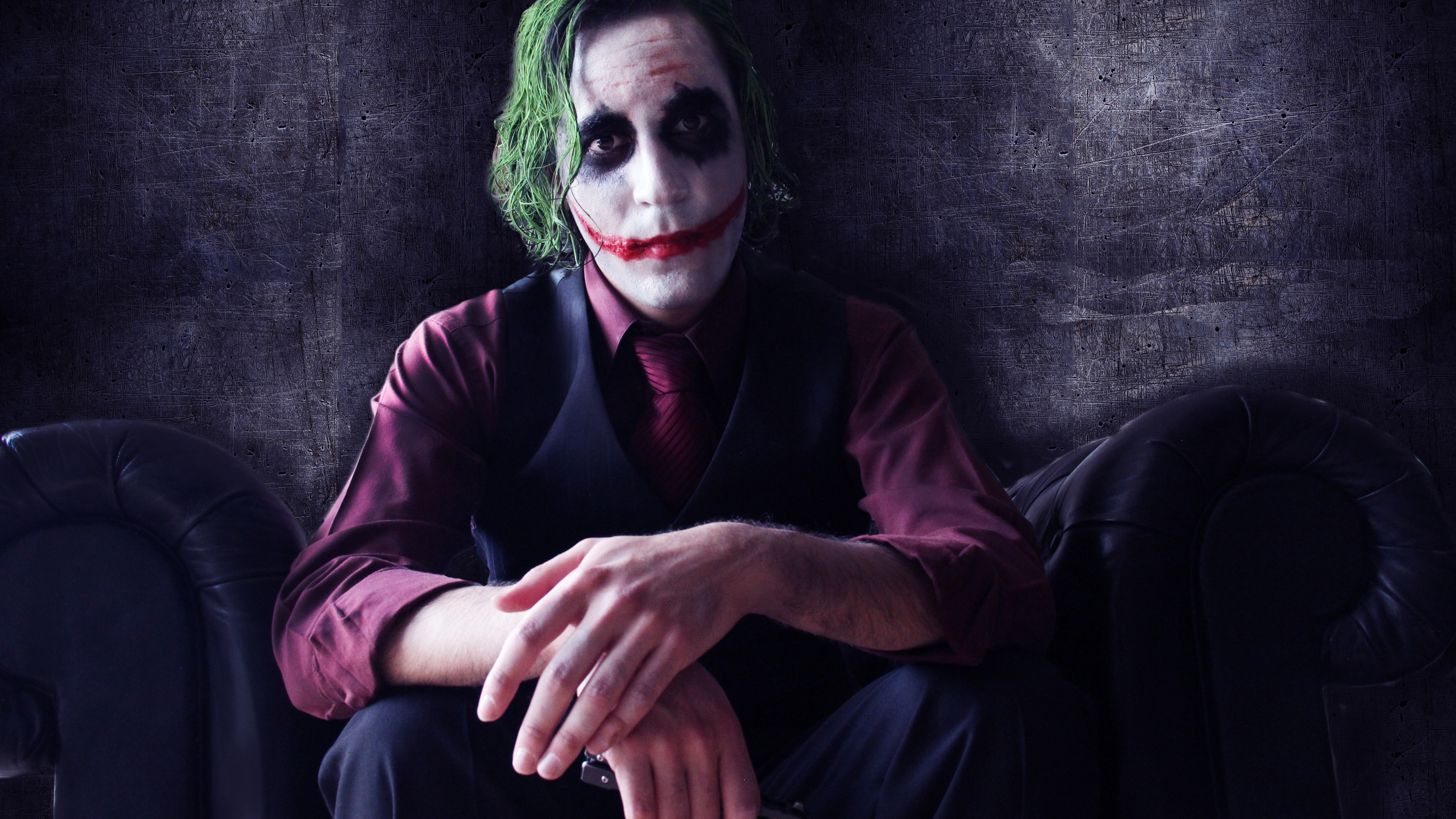 Mujer en Camisa de Manga Larga Púrpura Sentada en un Sofá Negro. Wallpaper in 3840x2160 Resolution