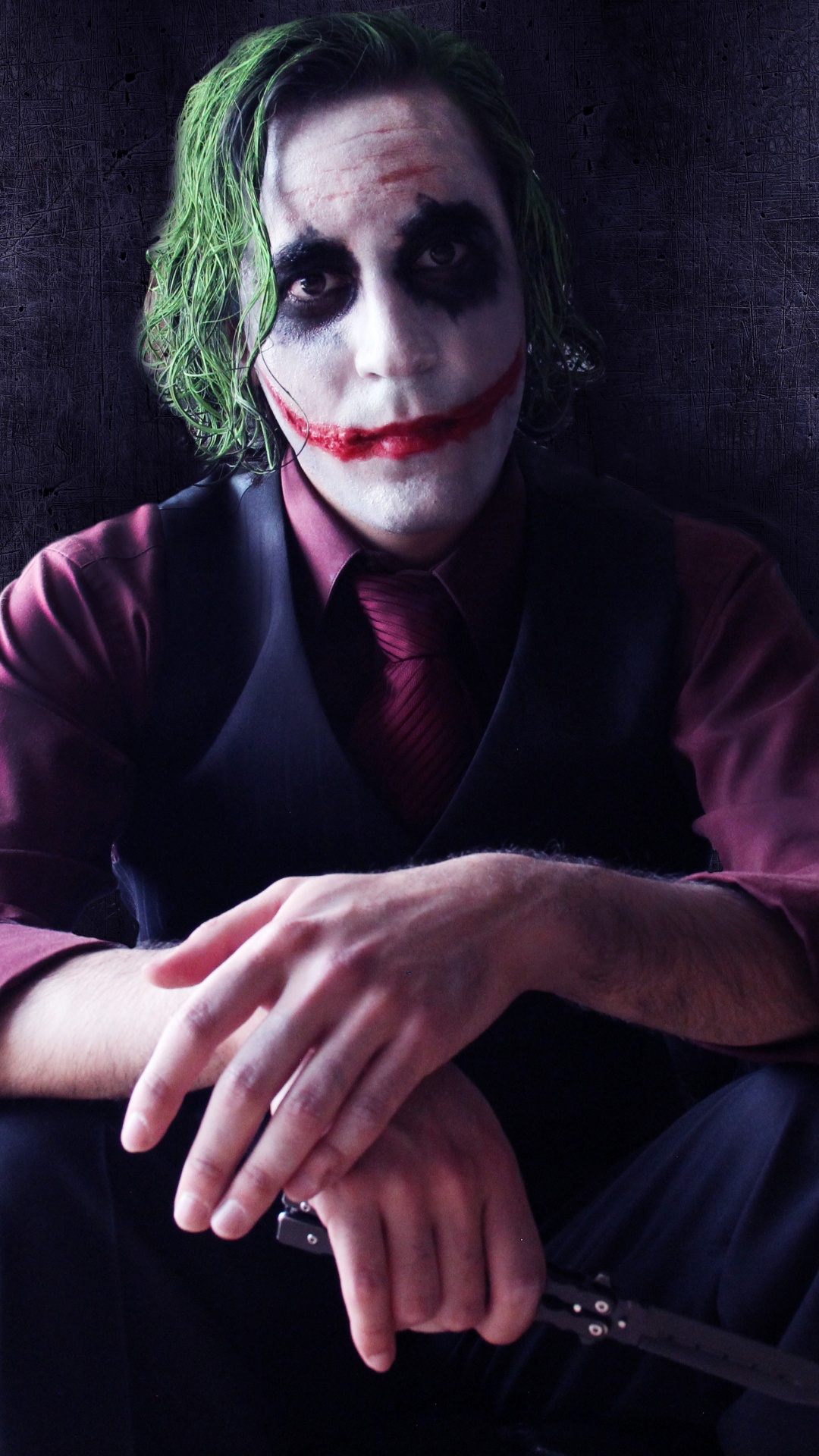 Femme en Chemise à Manches Longues Violet Assis Sur un Canapé Noir. Wallpaper in 1080x1920 Resolution