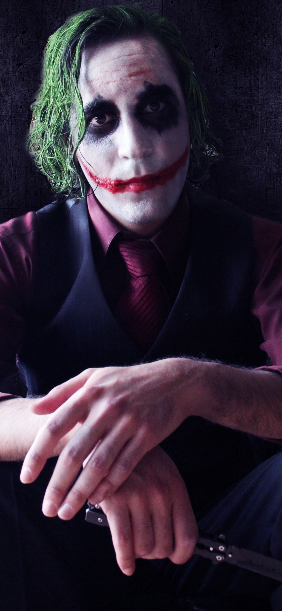 Femme en Chemise à Manches Longues Violet Assis Sur un Canapé Noir. Wallpaper in 1125x2436 Resolution