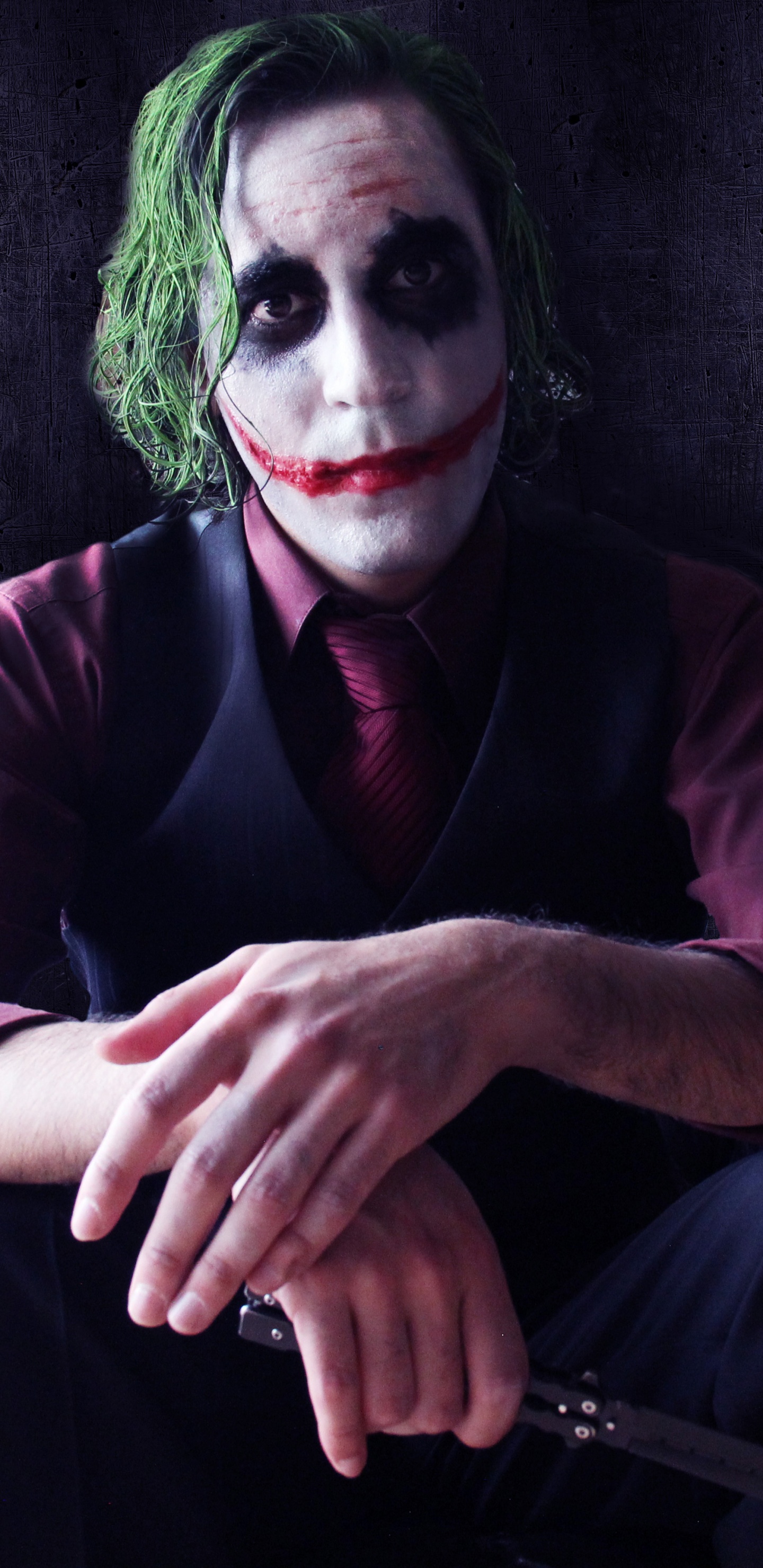 Femme en Chemise à Manches Longues Violet Assis Sur un Canapé Noir. Wallpaper in 1440x2960 Resolution