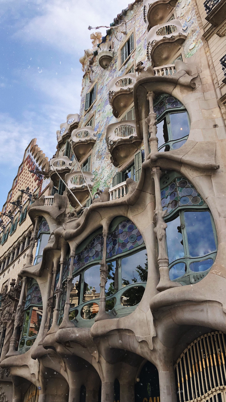 Barcelona, Casa Batll, la Arquitectura Medieval, Faade, Arquitectura. Wallpaper in 750x1334 Resolution