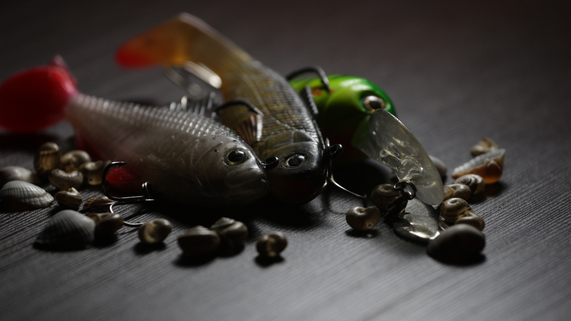 Poisson Argent et Orange Sur Planche à Découper en Bois Marron. Wallpaper in 1920x1080 Resolution