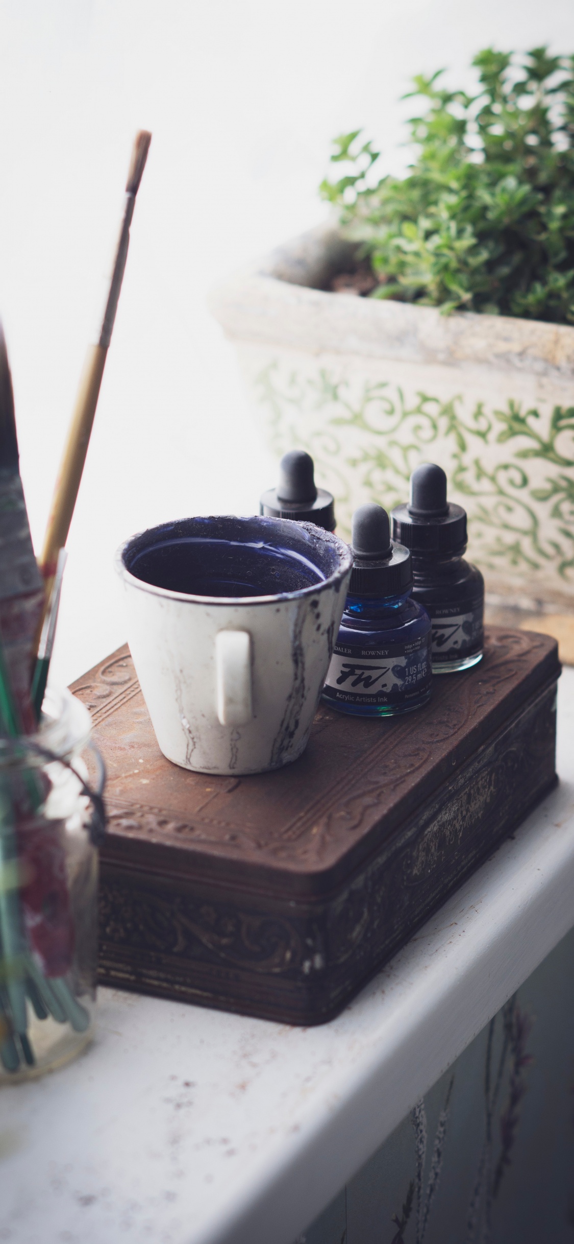 Mug en Céramique Blanche Sur Table en Bois Marron. Wallpaper in 1125x2436 Resolution