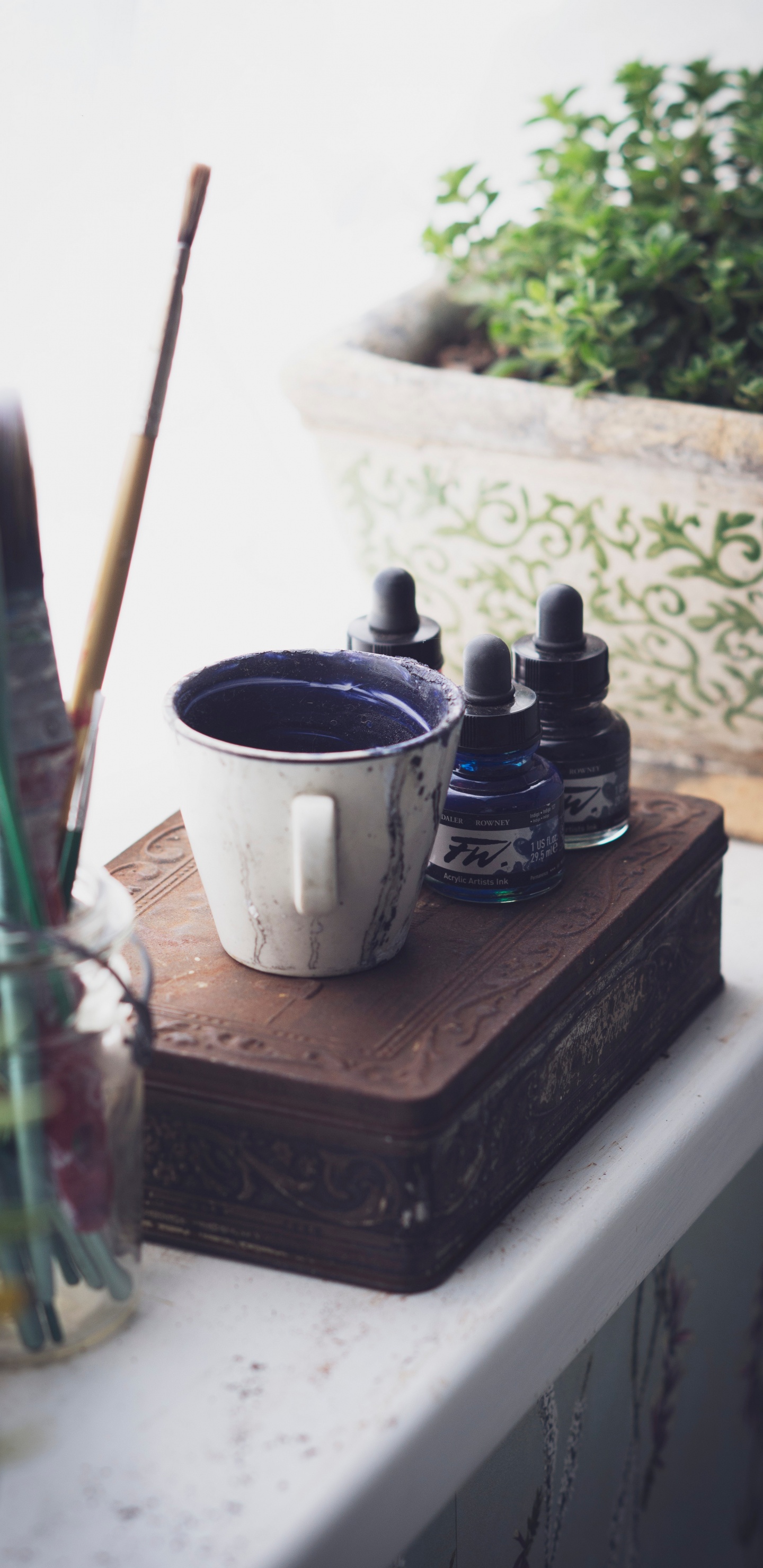 Mug en Céramique Blanche Sur Table en Bois Marron. Wallpaper in 1440x2960 Resolution