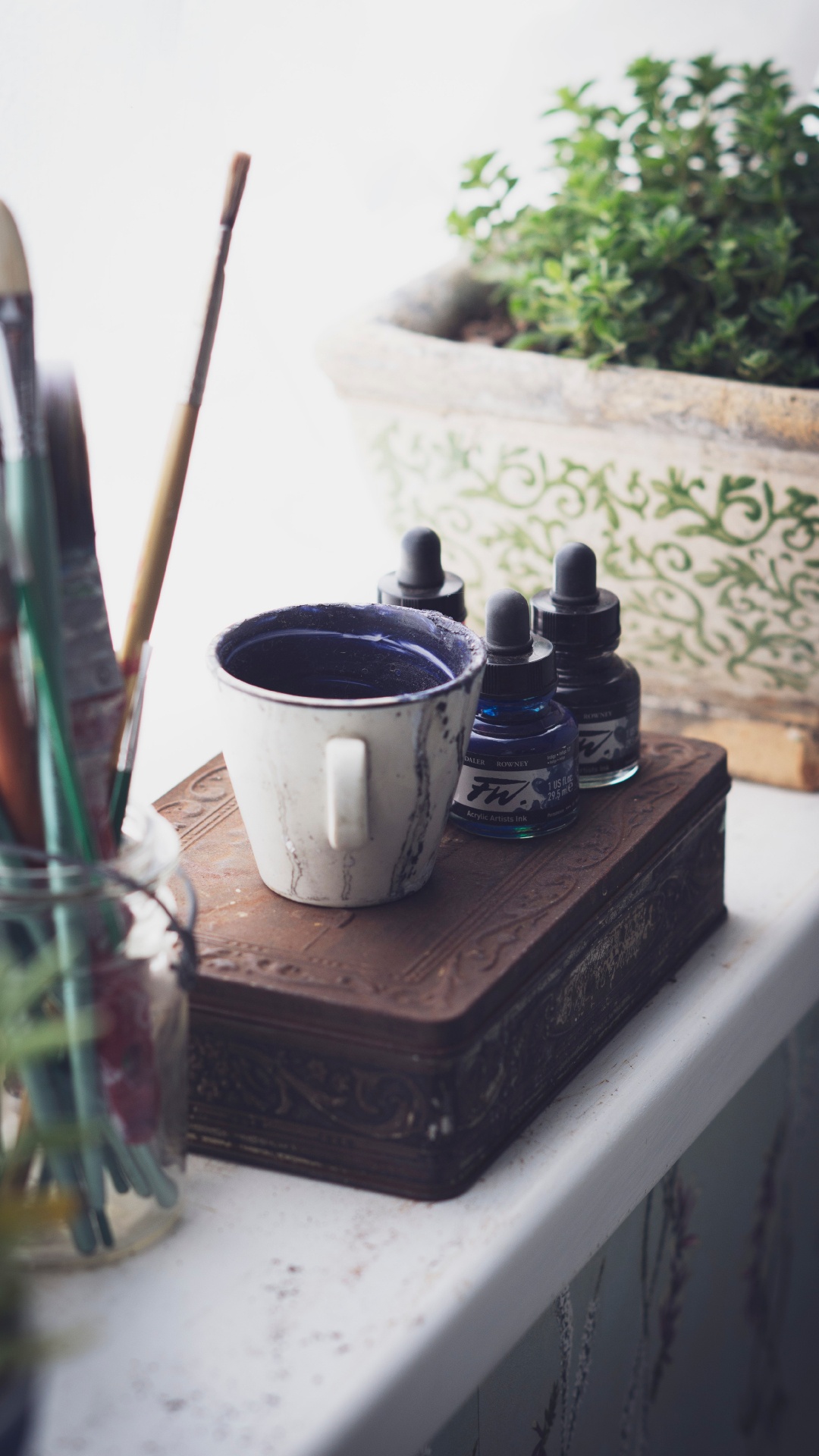 Taza de Cerámica Blanca Sobre Mesa de Madera Marrón. Wallpaper in 1080x1920 Resolution