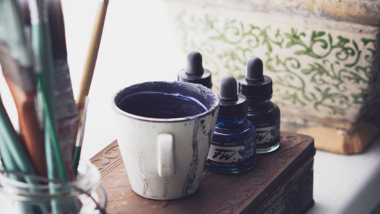 Taza de Cerámica Blanca Sobre Mesa de Madera Marrón. Wallpaper in 1280x720 Resolution