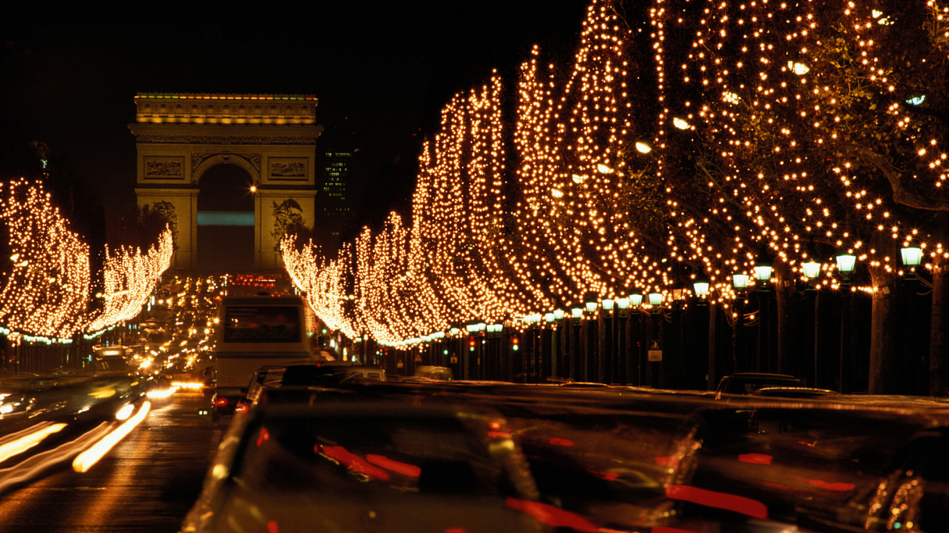 Autos Auf Der Straße in Der Nähe Eines Beleuchteten Gebäudes Während Der Nacht. Wallpaper in 1366x768 Resolution