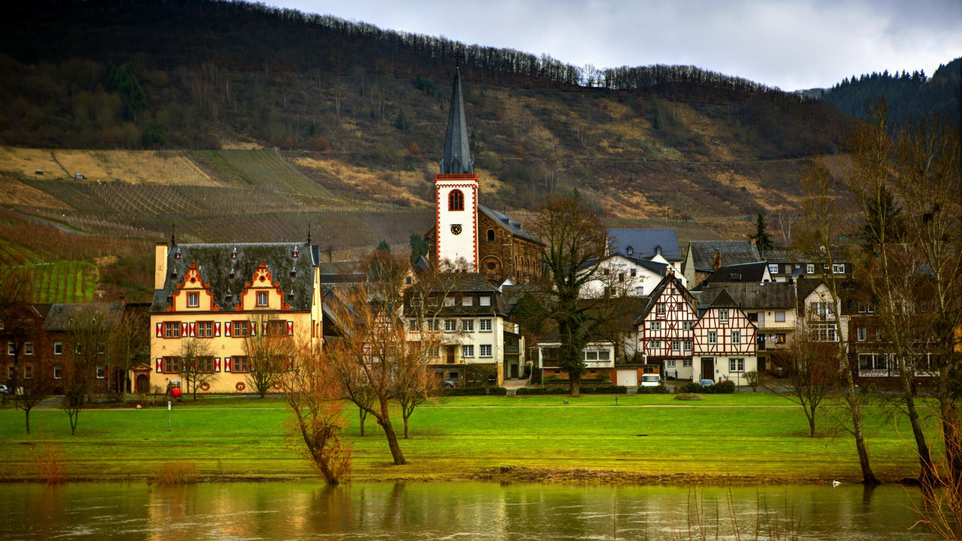 Weißes Und Braunes Betongebäude in Der Nähe Eines Gewässers Tagsüber. Wallpaper in 1920x1080 Resolution