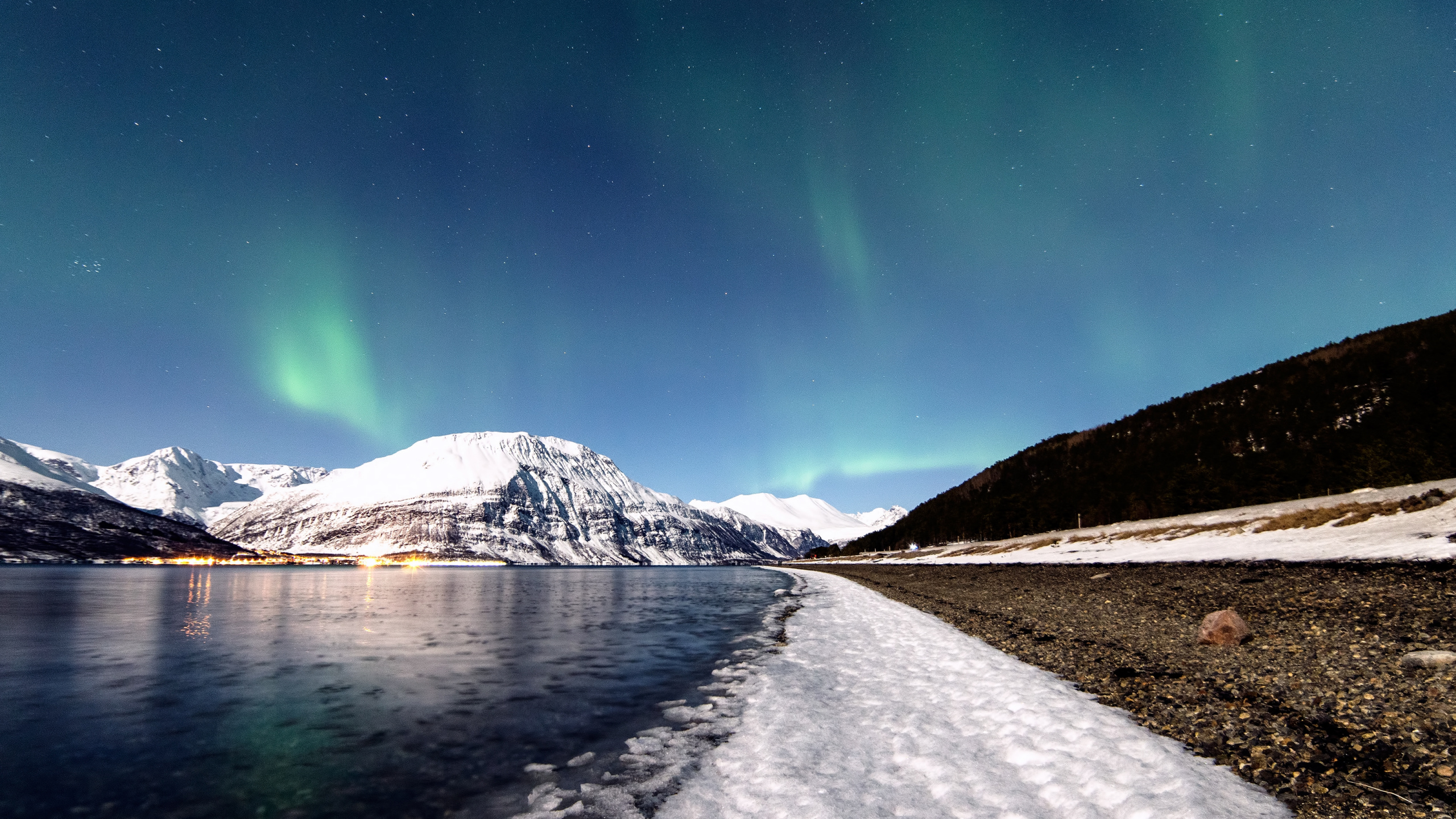 Montagne Couverte de Neige Près D'un Plan D'eau Pendant la Nuit. Wallpaper in 2560x1440 Resolution