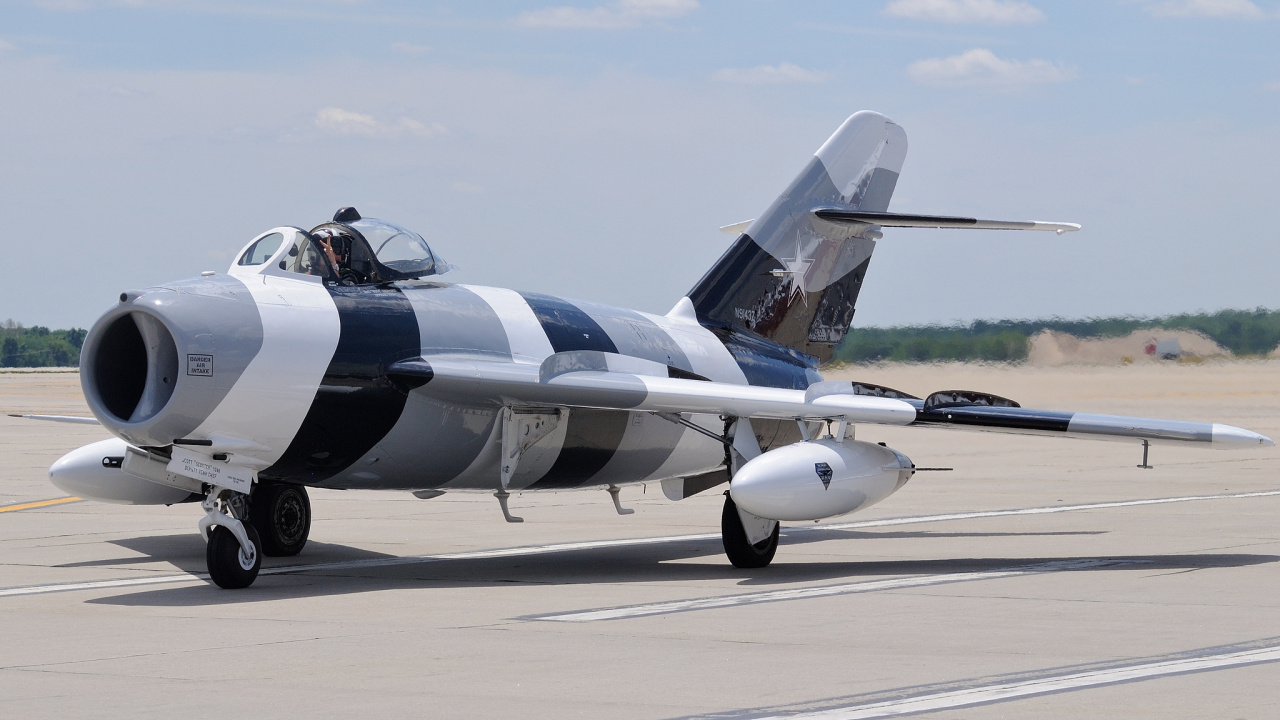 Gray Fighter Plane on Gray Concrete Ground During Daytime. Wallpaper in 1280x720 Resolution