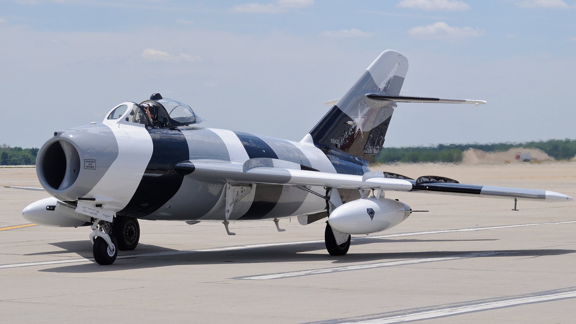 Gray Fighter Plane on Gray Concrete Ground During Daytime. Wallpaper in 1920x1080 Resolution