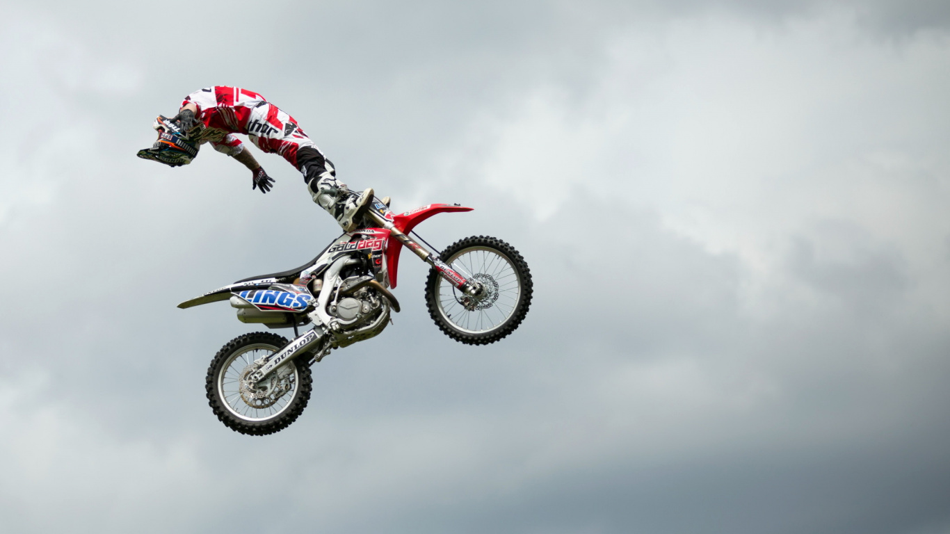 Hombre en Traje de Motocross Rojo y Blanco Montando Motocross Dirt Bike. Wallpaper in 1366x768 Resolution