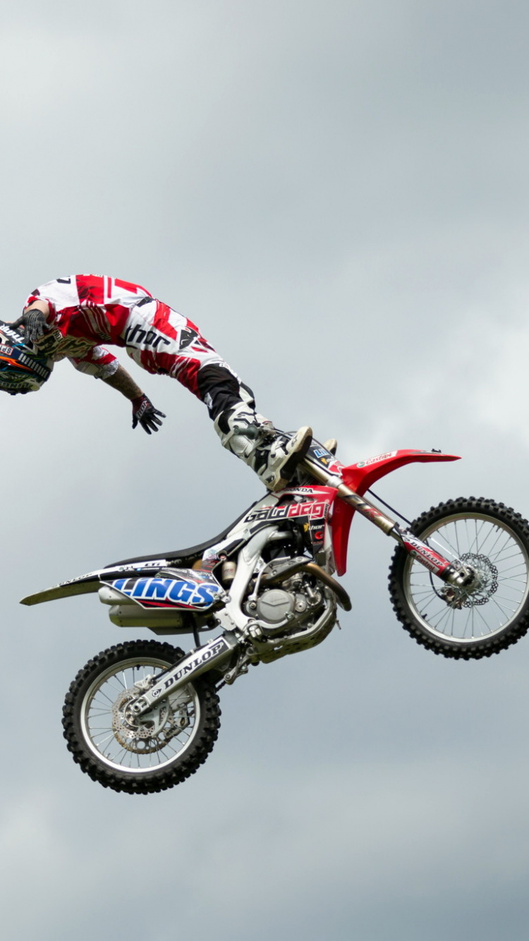 Hombre en Traje de Motocross Rojo y Blanco Montando Motocross Dirt Bike. Wallpaper in 750x1334 Resolution