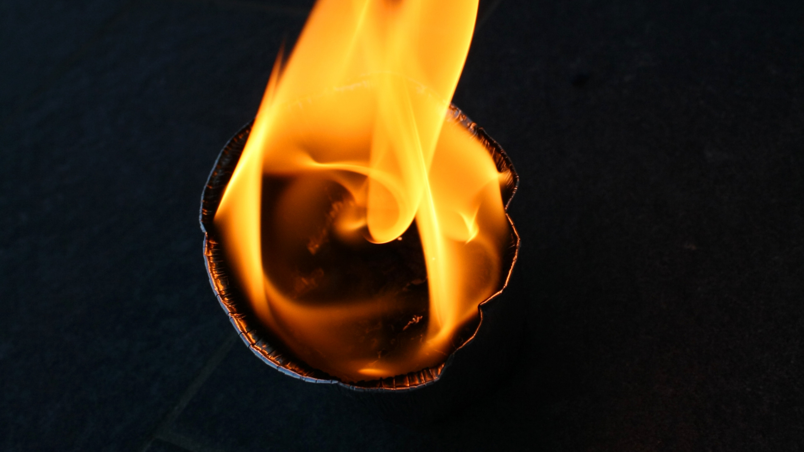 Feu Dans le Sol en Béton Noir. Wallpaper in 2560x1440 Resolution