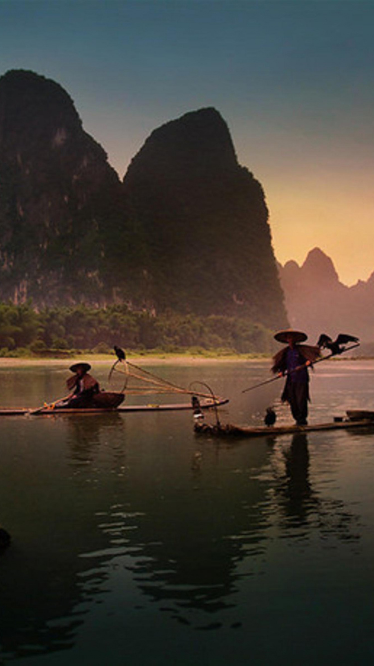 Personas Que Viajan en Bote en el Lago Durante el Día. Wallpaper in 750x1334 Resolution