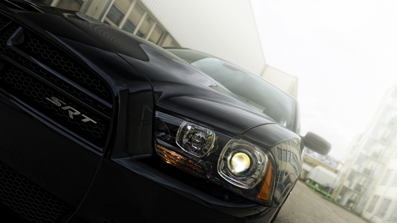 Schwarzes Auto Vor Weißem Gebäude. Wallpaper in 1280x720 Resolution