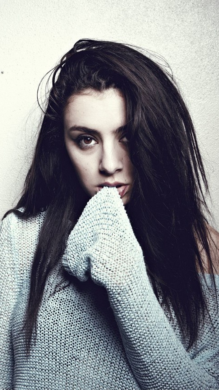 Charli Xcx, Cabello, Blanco, Negro, Belleza. Wallpaper in 720x1280 Resolution