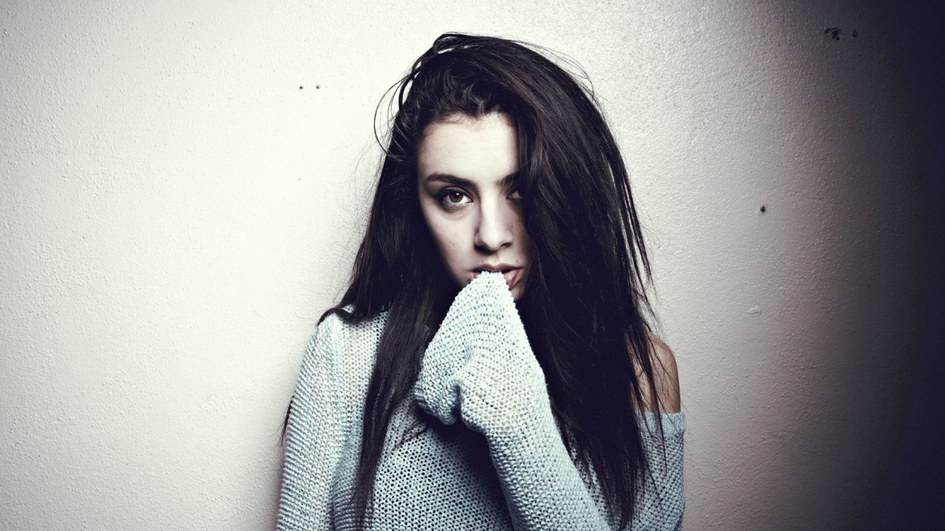 Charli Xcx, Haar, Gesicht, Wei, Schwarz. Wallpaper in 1366x768 Resolution