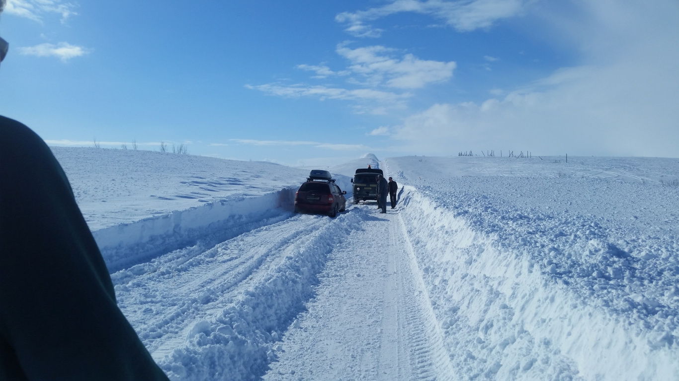 Schwarzer Geländewagen Auf Schneebedeckter Straße Tagsüber During. Wallpaper in 1366x768 Resolution