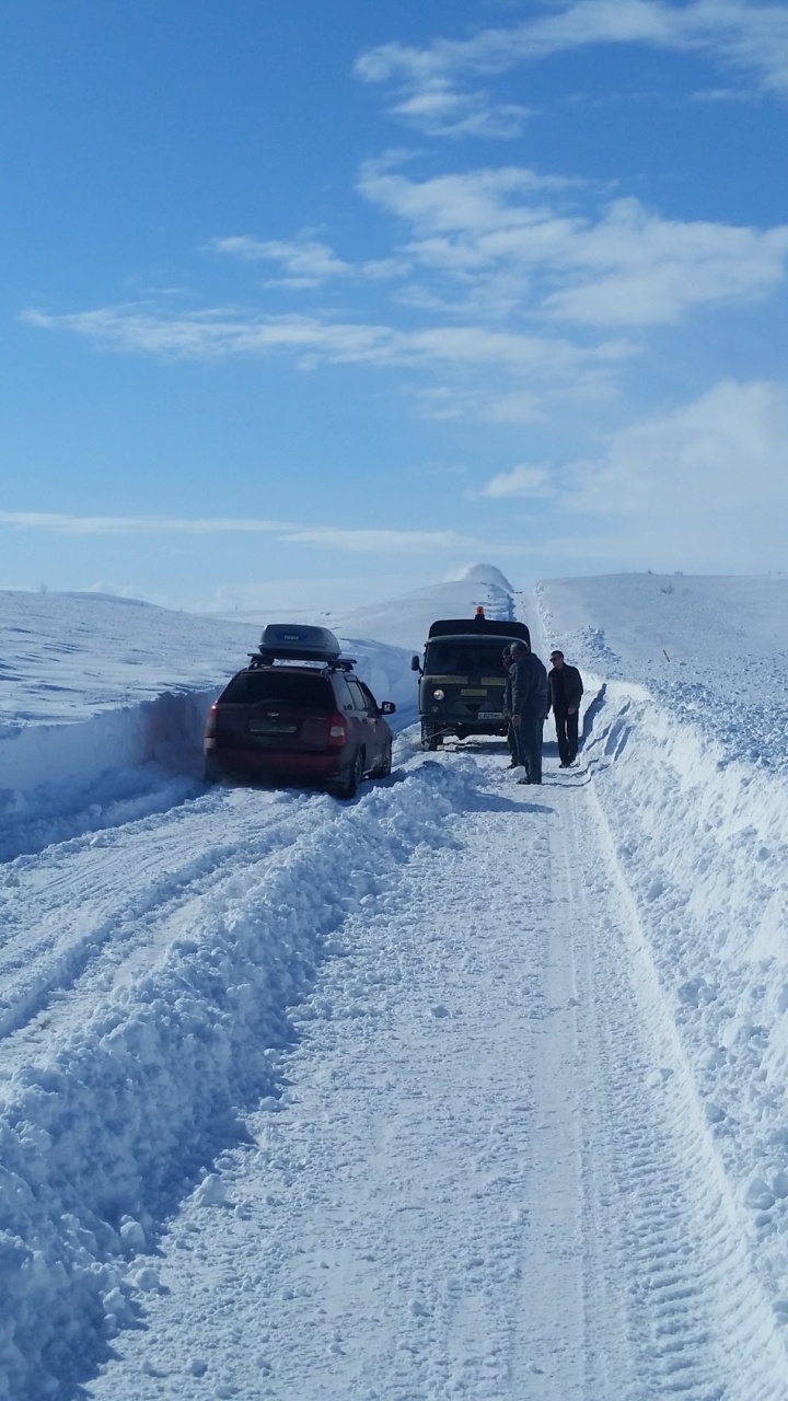 Black Suv on Snow Covered Road During Daytime. Wallpaper in 720x1280 Resolution