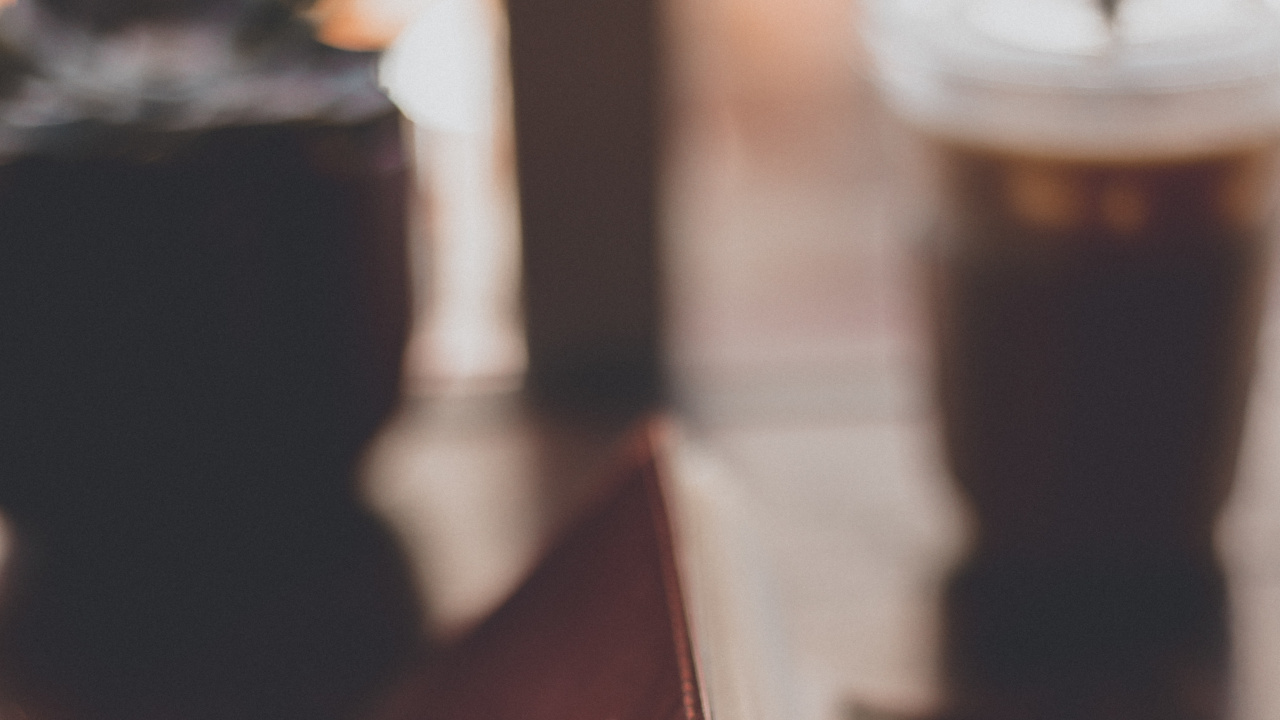 Livre Marron Sur Une Table en Bois Marron. Wallpaper in 1280x720 Resolution