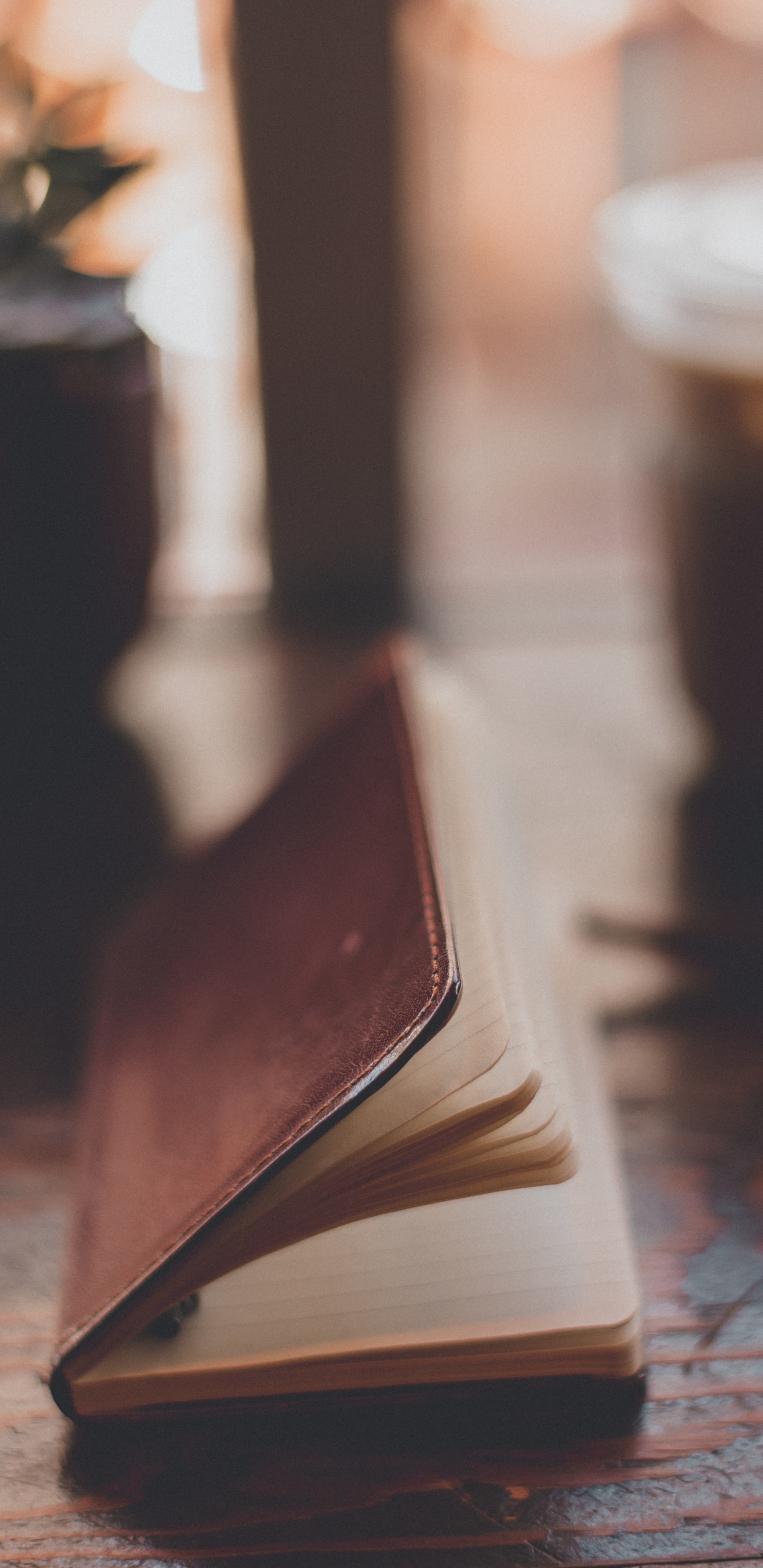 Livre Marron Sur Une Table en Bois Marron. Wallpaper in 1440x2960 Resolution