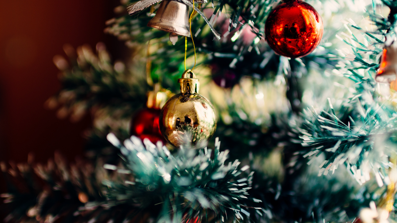 Christmas and Holiday Season, Christmas Day, Holiday, Christmas Tree, Christmas Ornament. Wallpaper in 1366x768 Resolution