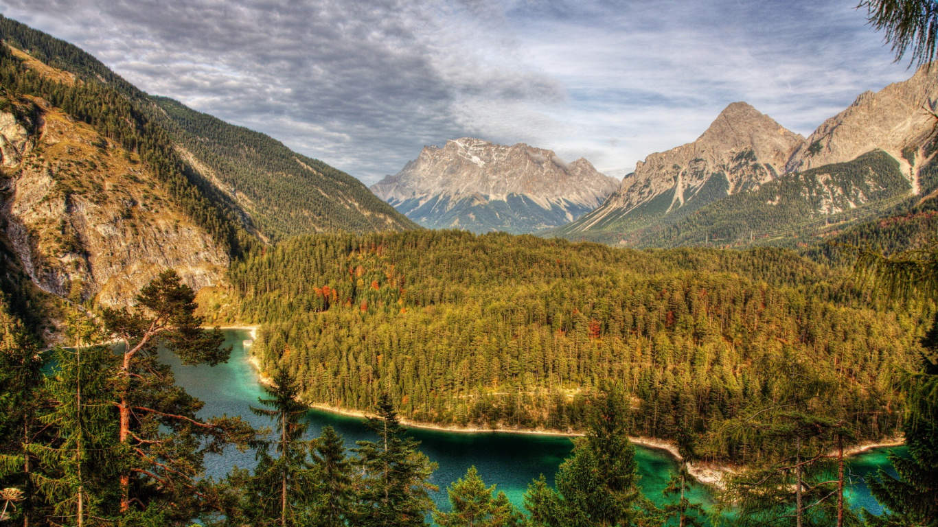 Green Trees Near Lake and Mountains During Daytime. Wallpaper in 1366x768 Resolution