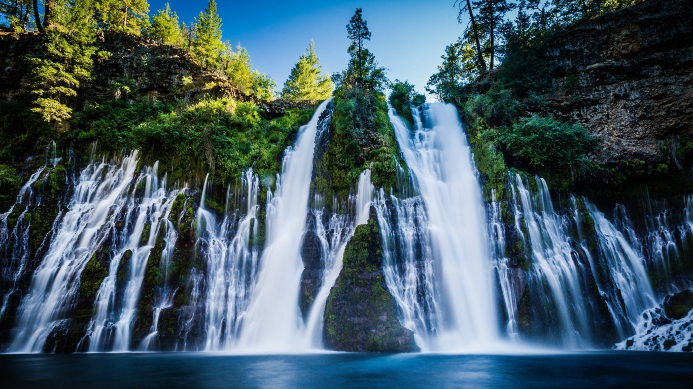 Cascadas en Medio de Árboles Verdes Durante el Día. Wallpaper in 1366x768 Resolution