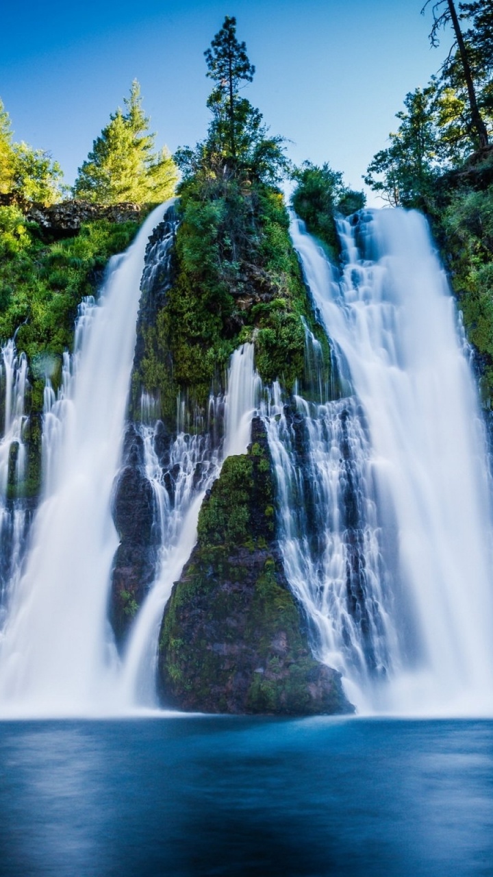 Cascadas en Medio de Árboles Verdes Durante el Día. Wallpaper in 720x1280 Resolution