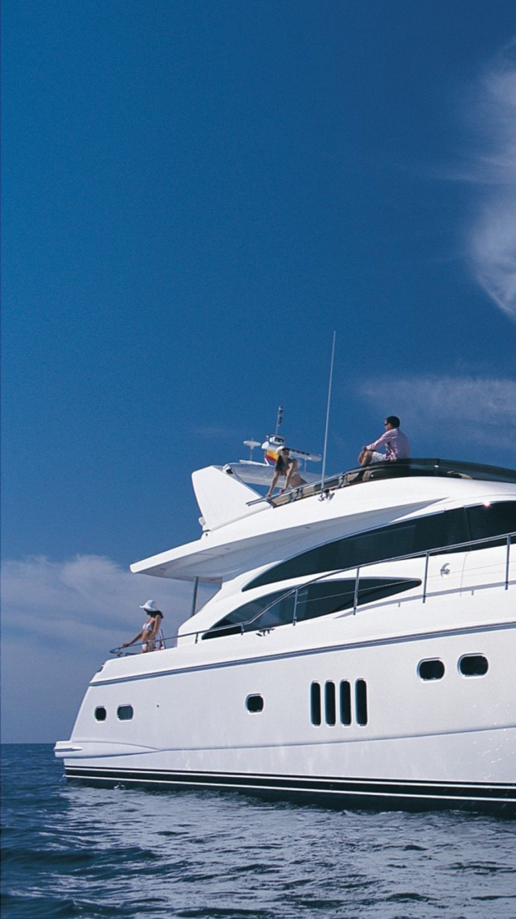 Mujer Con Camisa Roja de Pie en Barco Blanco Bajo un Cielo Azul Durante el Día. Wallpaper in 750x1334 Resolution