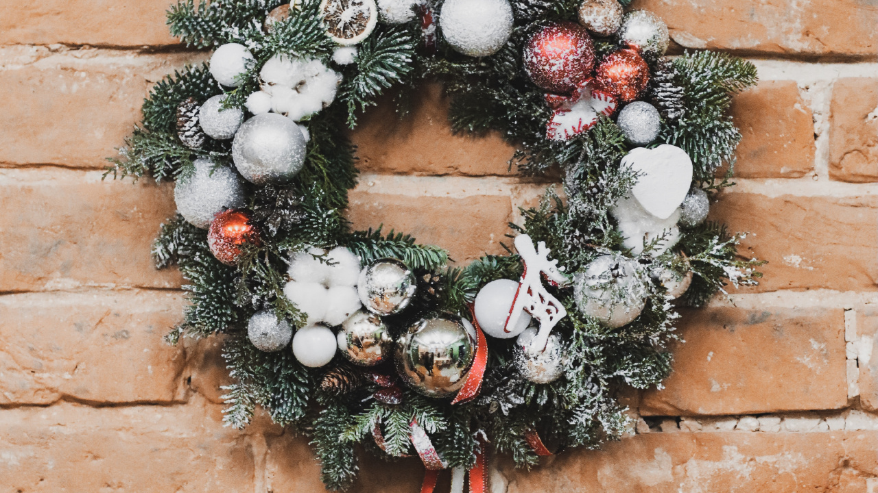 Green and White Wreath on Brown Brick Wall. Wallpaper in 1280x720 Resolution