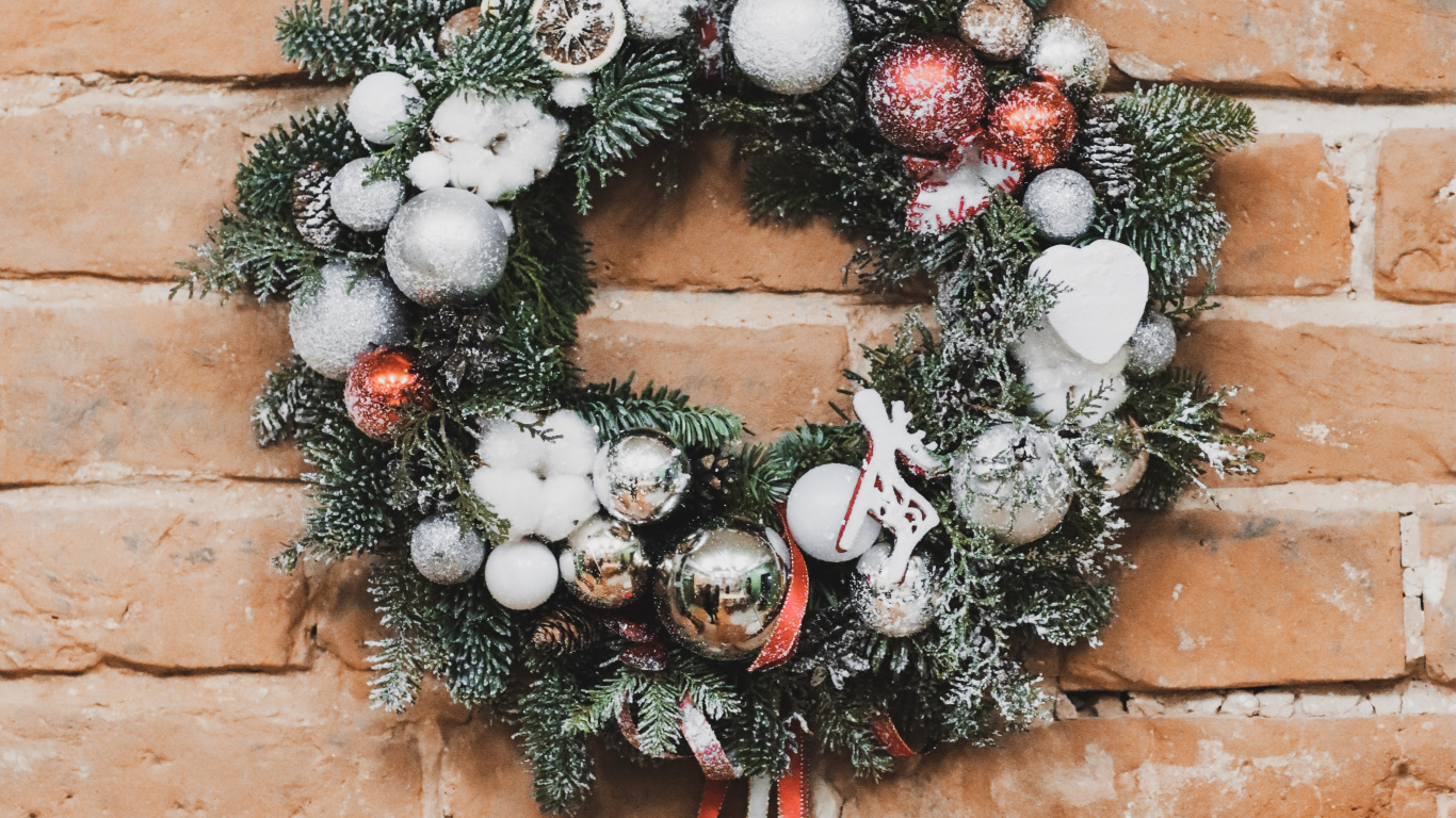 Grün-weißer Kranz Auf Brauner Backsteinmauer. Wallpaper in 1366x768 Resolution