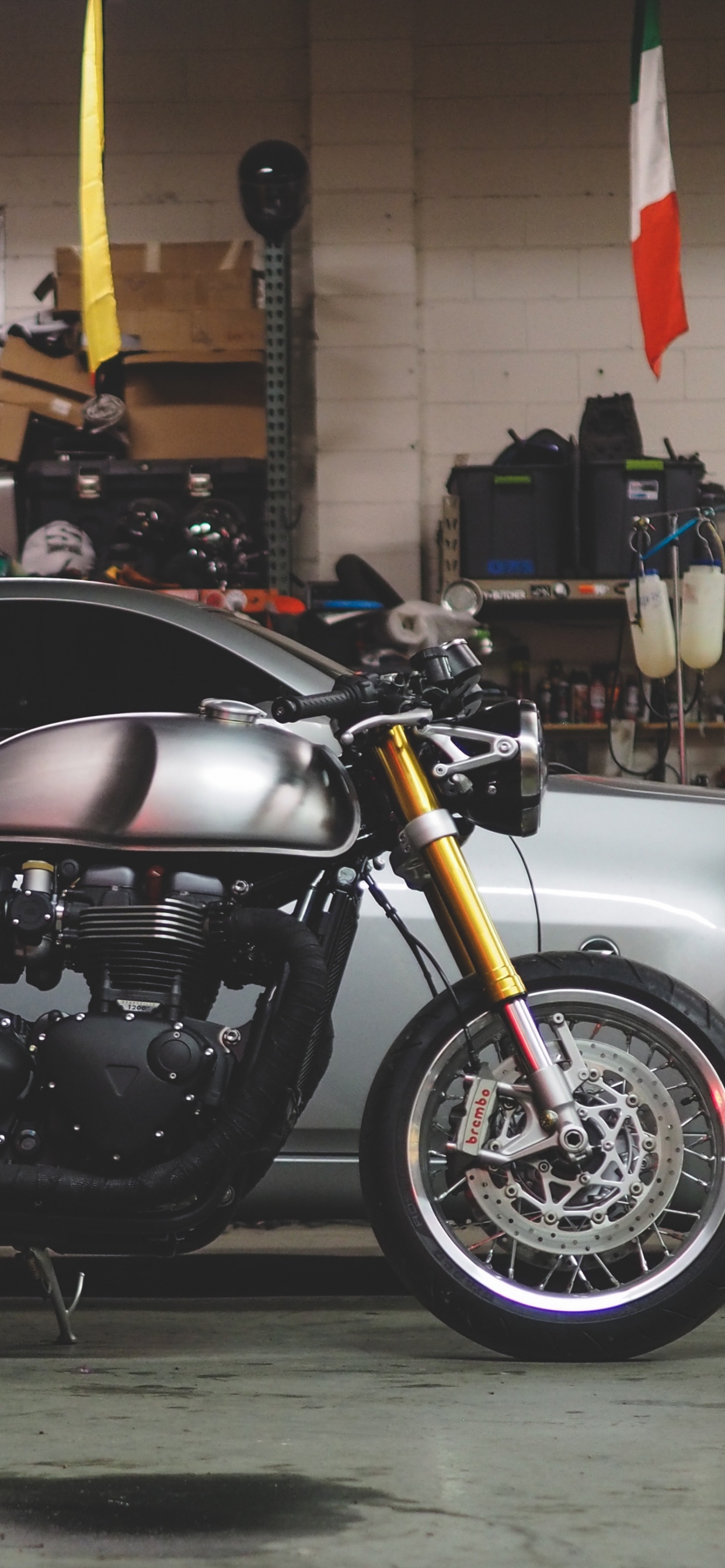 Motocicleta Cruiser Negra y Plateada. Wallpaper in 1242x2688 Resolution