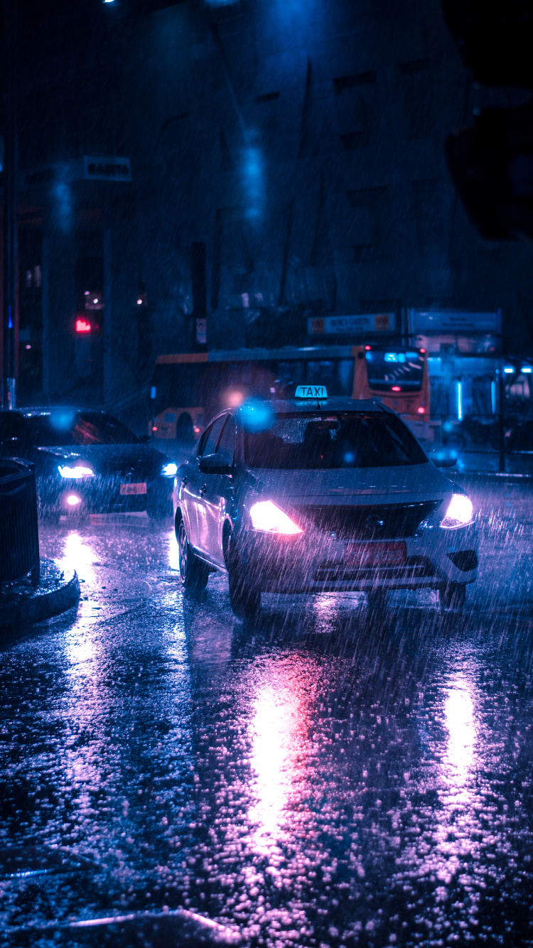 Autos Auf Der Straße Während Der Nachtzeit. Wallpaper in 750x1334 Resolution