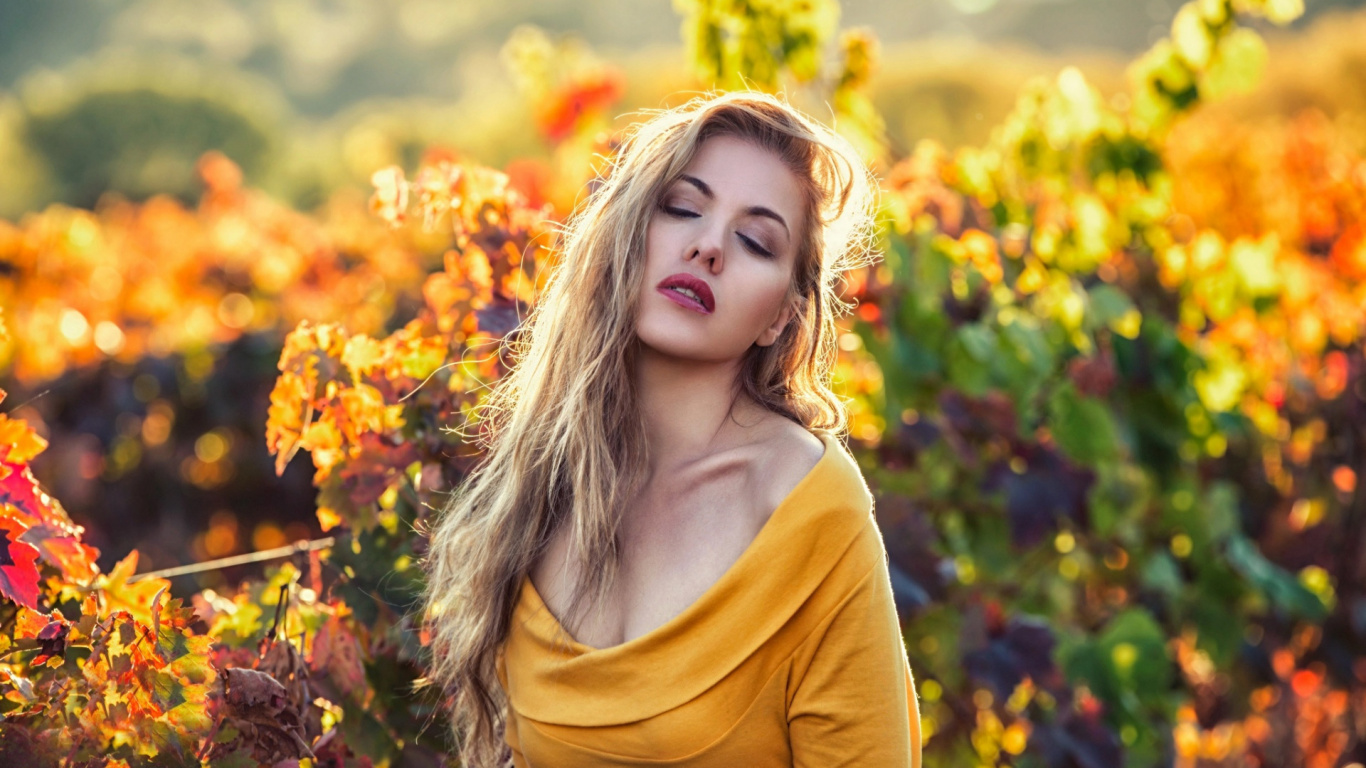 Beauty, Model, Autumn, Face, Hair. Wallpaper in 1366x768 Resolution